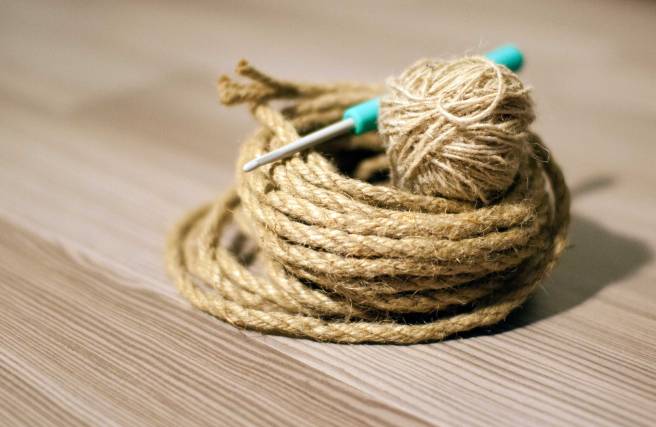 Virkatun juuttikorin tarvikkeet